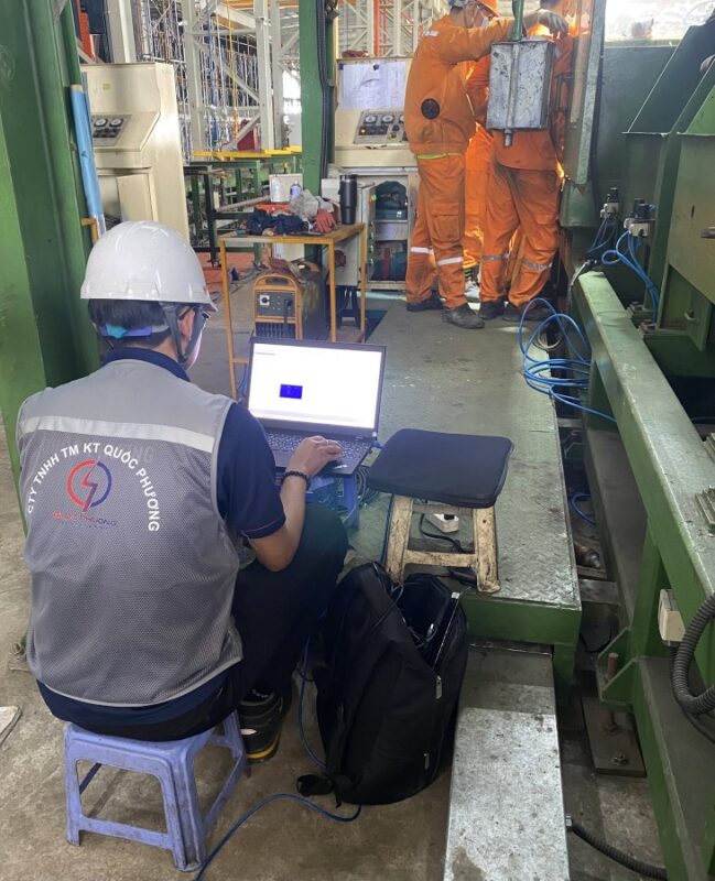 Kỹ sư Quốc Phương commisioning hệ thống máy hàn cao tần